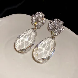 Élégantes boucles d'oreilles fleur en argent avec pendentifs en cristal goutte facettés