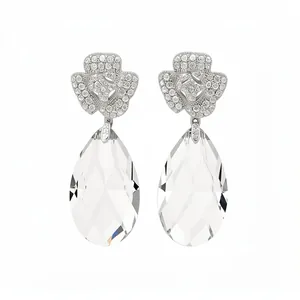 Élégantes boucles d'oreilles argentées en forme de goutte avec fleurs en diamants.