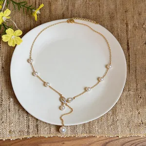 Vue détaillée du collier en perles et feuilles de zircon plaqué or 18 carats sur une assiette