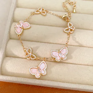 Detailansicht eines Schmetterlingsarmbands mit rosa Einlagen und Zirkonia-Pavé