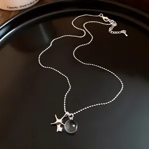 Collana con ciondolo a stella marina e perla in resina vista da vicino