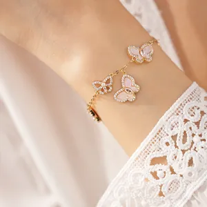 Elegantes Goldarmband mit drei funkelnden Schmetterlingsanhängern und rosa Einlagen
