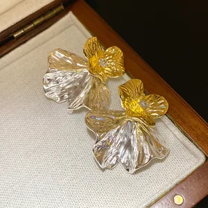 Eleganti orecchini a lobo a forma di fiore bicolore con cristallo in scatola regalo.