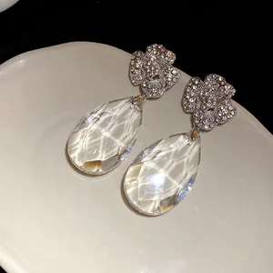 Boucles d'oreilles fleurs en argent avec gouttes en cristal facetté détaillées