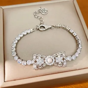 Zilverkleurige zirkoon armband met parelstrik op elegante presentatiedoos