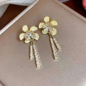 Elegantes pendientes de flores en oro de 18k con brillantes colgantes de circonita