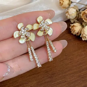 Pendientes de flor bañados en oro de 18k con borlas de circón brillante para mujer