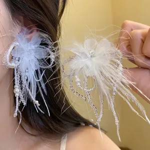 Elegante set di orecchini con piume bianche e fiori con nappe di perle molto belle