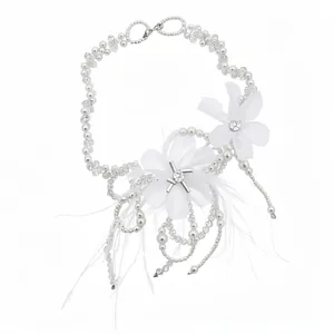 Elegante set di collana con fiori di piuma bianca e perle per accessori da sposa e cerimonie