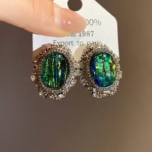 Orecchini a perno vintage in resina ovale con strass brillanti e intarsio verde
