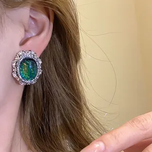 Orecchini vintage in argento con resina verde ovale e bordo di strass