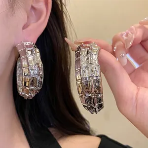 Pendientes de aro en C plateados con textura arrugada y acabado metálico