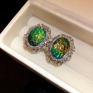 Orecchini vintage ovali in resina argentata con strass in una confezione regalo di lusso