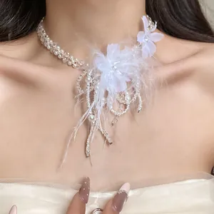 Primo piano di un elegante collana di fiori in piume bianche con perle di vetro