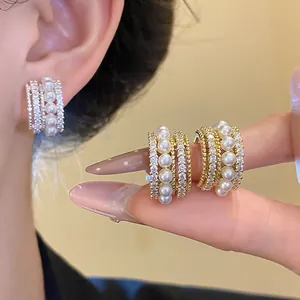 Detailansicht französischer Retro-Ohrclips aus 14k Gold mit Zirkon und Perlen