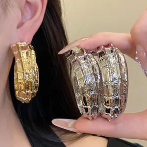 Pendientes de aro en forma de C de metal texturizado con un acabado plisado arrugado chic