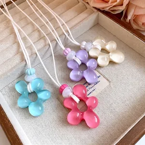 Collana con Pendente a Fiore in Resina Irregolare Fresca e Dolce Catena in Corda di Pelle Bianca Design Estetico Gioielli per Donne Ragazze