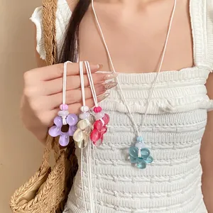Collana con pendente a fiore in resina fatta a mano e cordoncino in pelle bianca