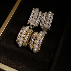 Nahaufnahme von 14k vergoldeten und silbernen Perlenohrringen mit funkelndem Zirkonia