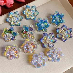 Boucles d'oreilles fleurs en verre de cristal étincelant aux diverses couleurs vives