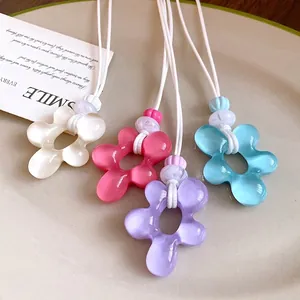 Elegante collana con ciondolo a fiore irregolare in resina e cordoncino in pelle bianca