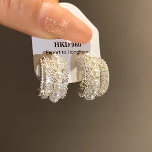 Detailansicht der Vintage-Ohrringe mit Perlen und Zirkonia auf einer weißen Displaykarte