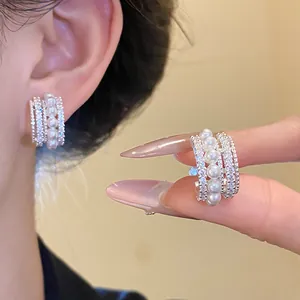 Detailansicht eleganter Vintage-Ohrklemmen, 14 Karat vergoldet, mit Perlen und Zirkonia-Steinen