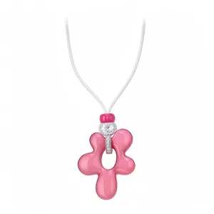 Collana con pendente a fiore irregolare in resina rosa su cordino bianco, elegante