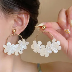 Boucles d'oreilles créoles dorées de style français avec fleurs en cuir blanc