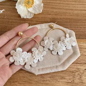 Boucles d'oreilles créoles fleurs en cuir blanc et perles