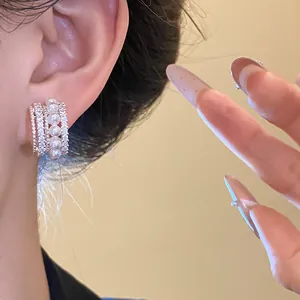 Nahaufnahme von 14 Karat vergoldeten Zirkon und Perlen Ohrclips im französischen Stil