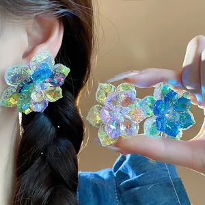 Gros plan de boucles d'oreilles fleurs en cristal aurora aux pétales irisés étincelants