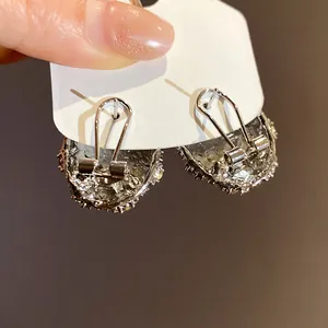 Dettaglio del retro di orecchini vintage in resina con perno e clip in argento