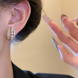 Detailansicht eleganter Ohrclips mit 14k Goldbeschichtung, Zirkonia und Perlen