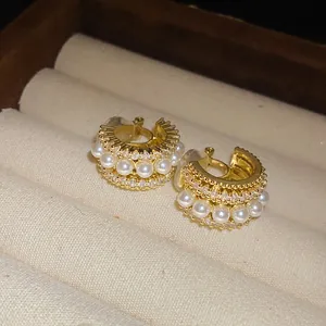 Detailansicht der 14k vergoldeten Clip-Ohrringe mit Zirkon und Perlen im Retro-Design
