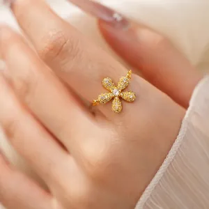 Elegant gold-plated flower ring pavé-set with sparkling crystals for a summer look