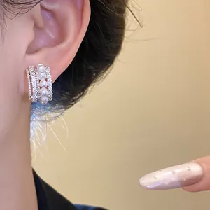 Nahaufnahme französischer Vintage-Clip-Ohrring mit Zirkonia und Perlen in Silber