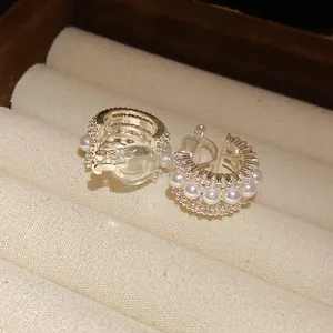 Detaillierte Ansicht der eleganten 14k vergoldeten Clip-Ohrringe mit Perlen und Zirkonia