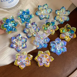 Gros plan détaillé de boucles d'oreilles fleurs en cristal multicolores.