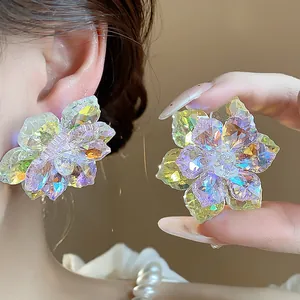 Gros plan de boucles d'oreilles fleurs en verre irisé avec finition cristal étincelante