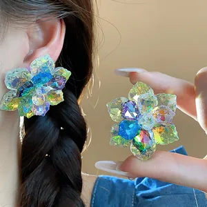 Gros plan de boucles d'oreilles fleurs en verre coloré avec éclats irisés
