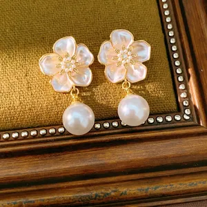 Boucles d'oreilles fleurs dorées élégantes avec pétales irisées et perles pendantes
