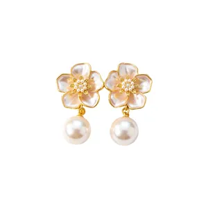 Boucles d'oreilles élégantes de fleur en émail avec perle blanche tombante dorée