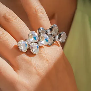 Vue rapprochée détaillée d'une bague ouverte papillon en cristal de luxe sur doigt