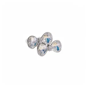 Bague ouverte élégante argentée avec double nœud en cristal et détails pavés brillants