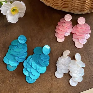 Tre paia di orecchini pendenti in acrilico venato nei colori rosa, blu e bianco