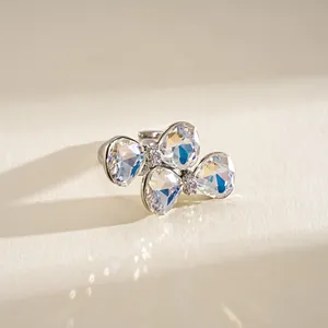 Vue détaillée d'une élégante bague nœud papillon en argent avec grands cristaux