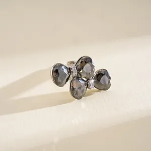 Vue détaillée d'une bague papillon ajustable avec des pierres précieuses grises