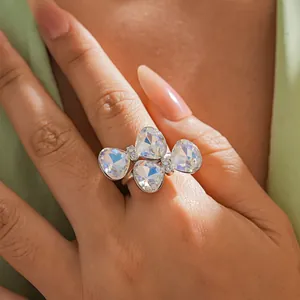 Gros plan d'une bague papillon luxueuse avec des cristaux aux reflets irisés