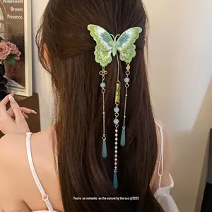 Pince à cheveux papillon tricotée verte avec de longs glands perlés de style chinois